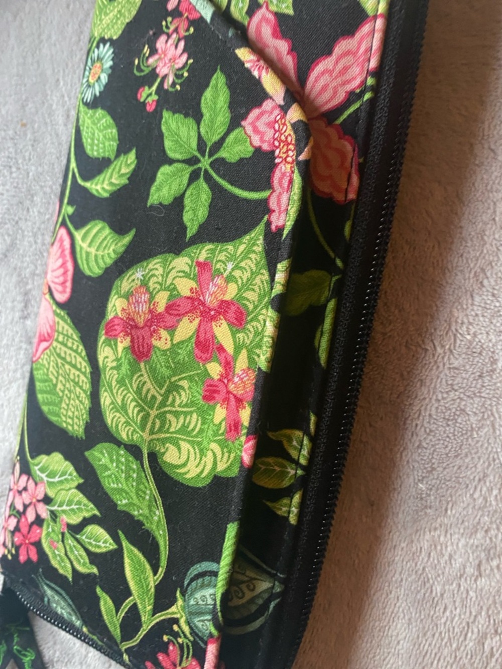 Vera Bradley Black Floral Quilted Zip Card and passport organizer case - Picture 4 of 5